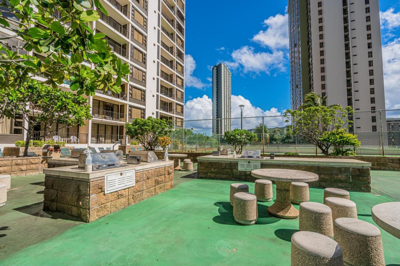 Free Parking, Pool, Sauna, Spa, Wifi, Bbq, Ac - Waikiki Banyan Хонолулу Екстериор снимка